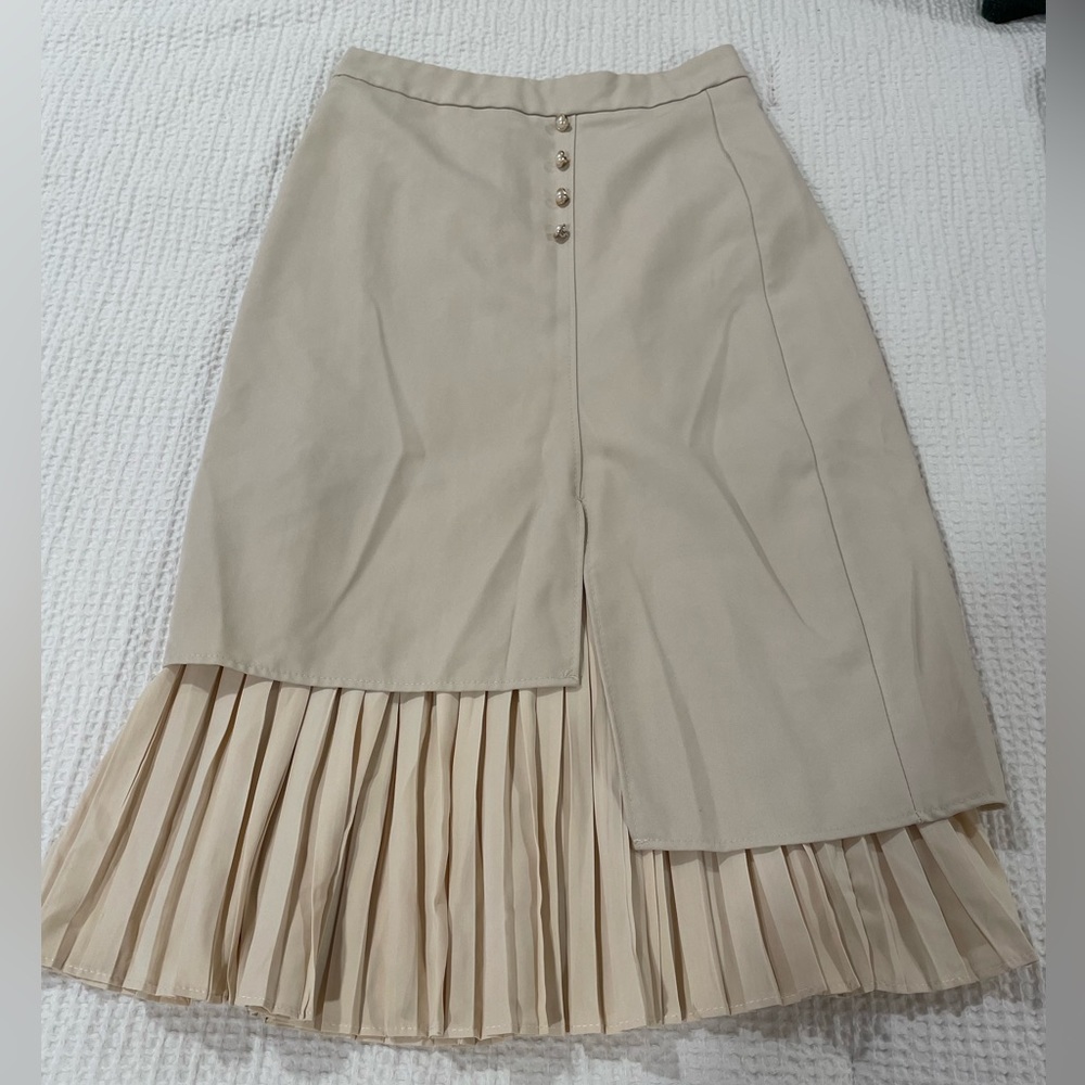 Women’s ivory cream pleated skirt size small